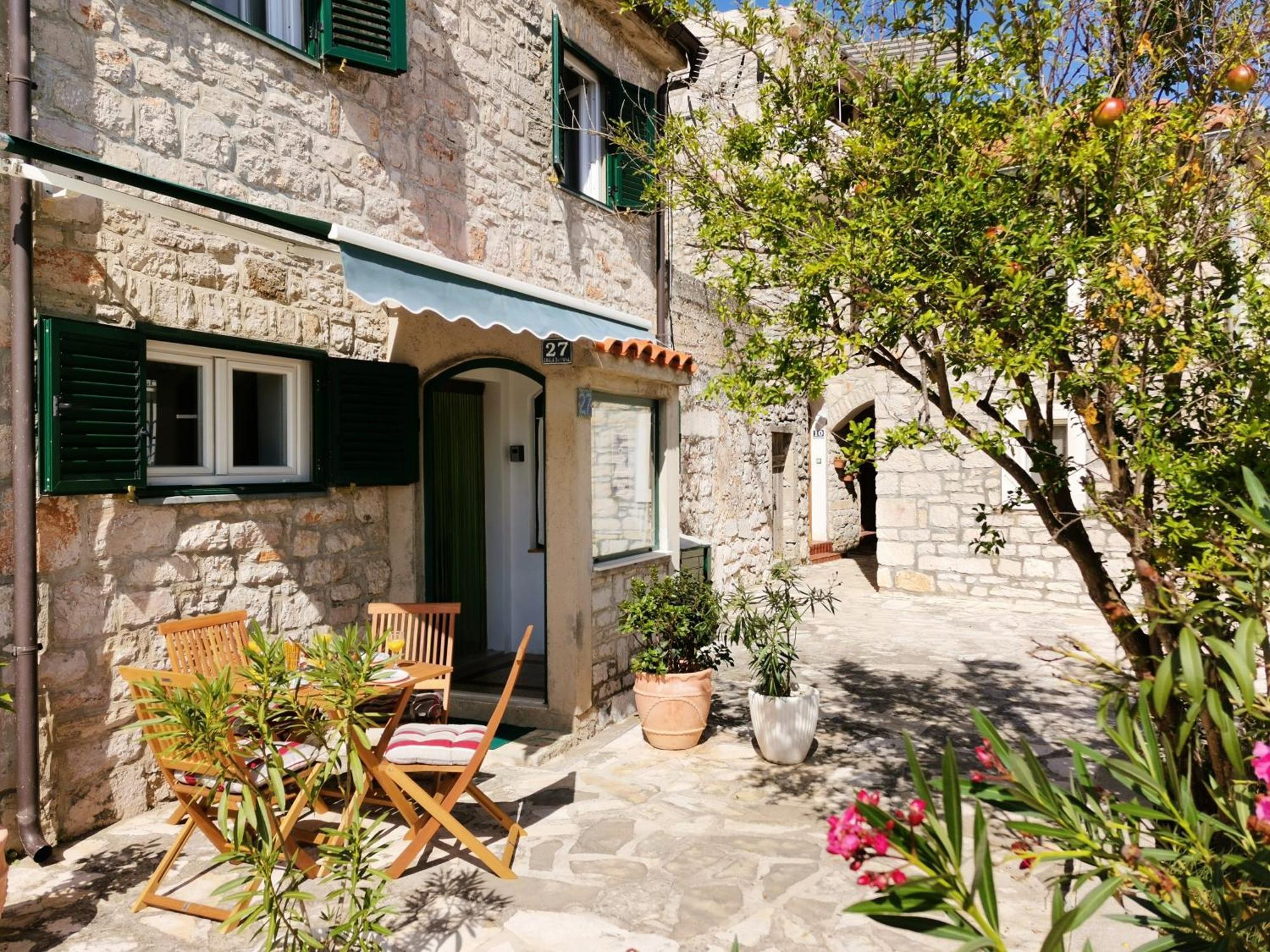 Charming Traditional Townhouse - Holiday Home Kata Езера Экстерьер фото