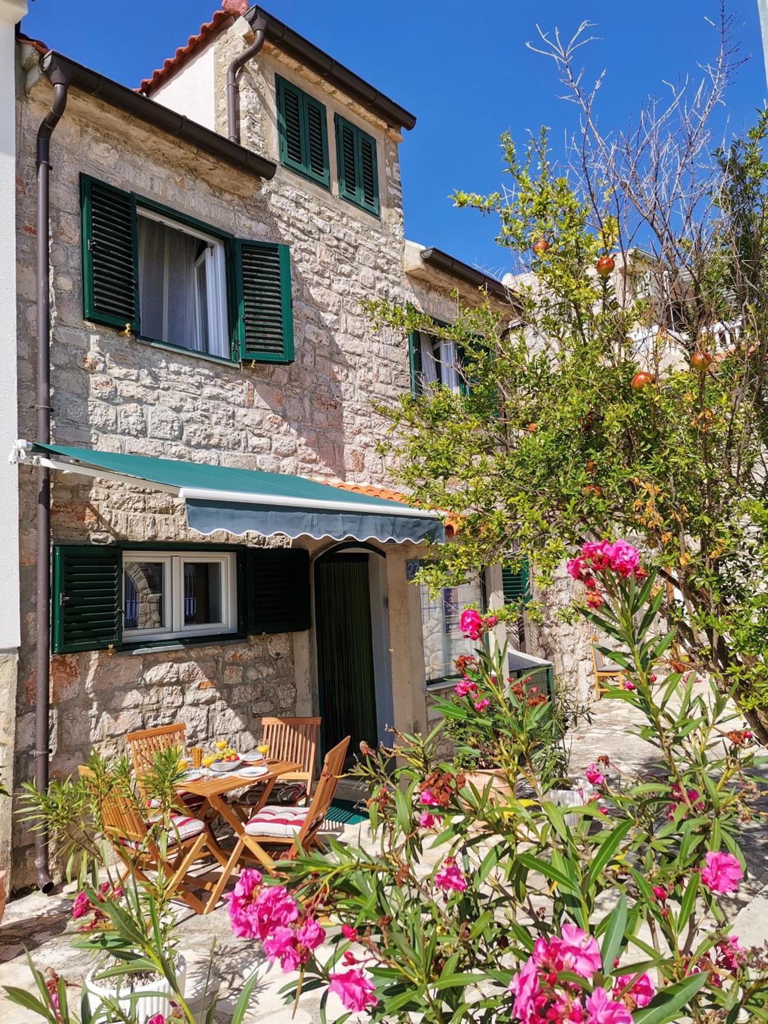 Charming Traditional Townhouse - Holiday Home Kata Езера Экстерьер фото